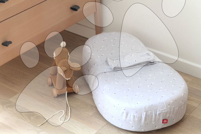 Babafészek Cocoonababy® 10° Jersey Moon & Stars Red Castle streccs lepedővel és lágy mintával 0-3 hónapos babáknak