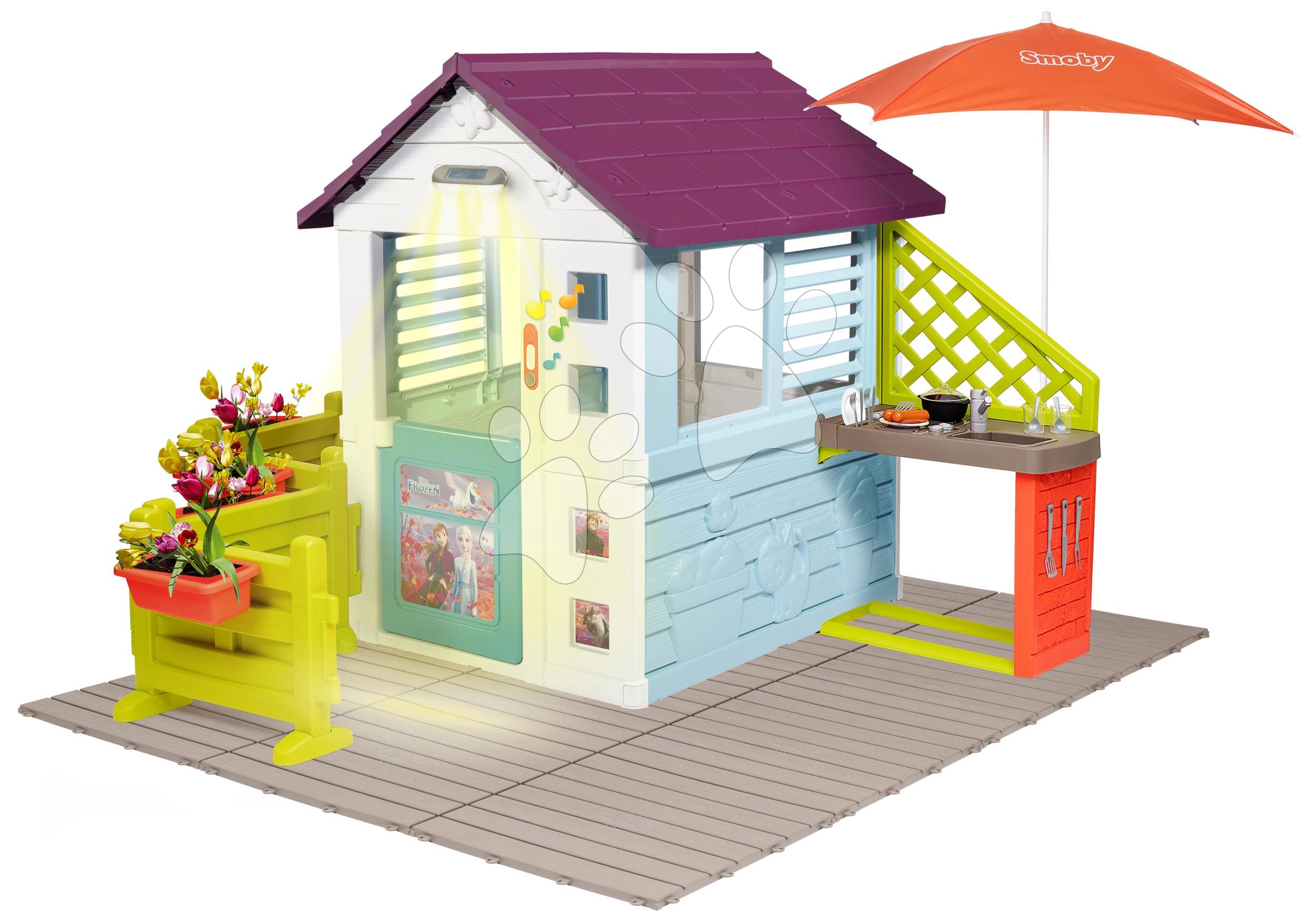 Domček Frozen Disney Playhouse Smoby na podlahe s kuchynkou pod slnečníkom na záhrade