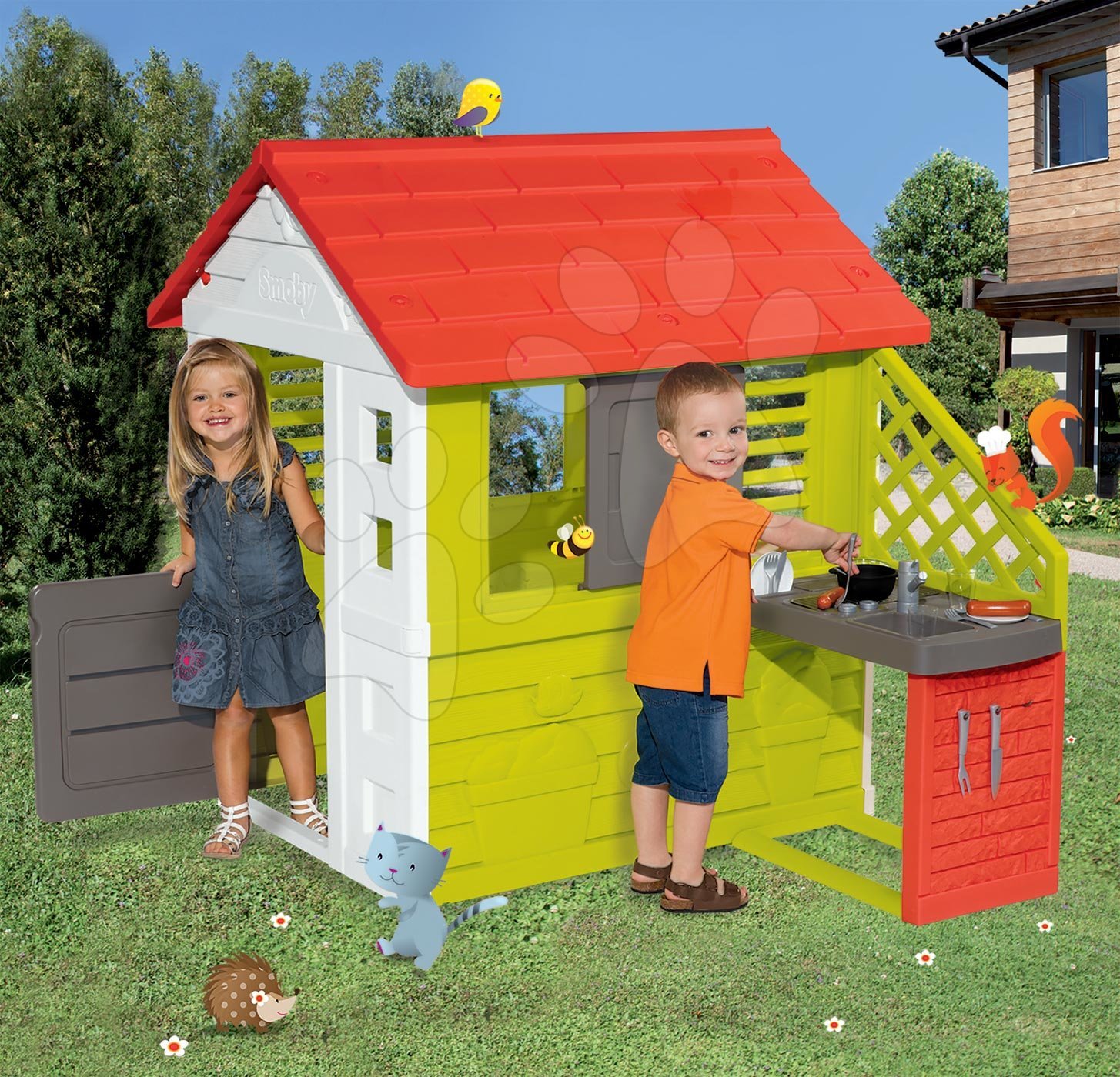 Domečky pro děti - Domeček s kuchyňkou Nature Smoby červeno-zelený 3 okna s 2 žaluziemi a 2 posuvnými okenicemi s UV filtrem a 17 doplňky od 2 let