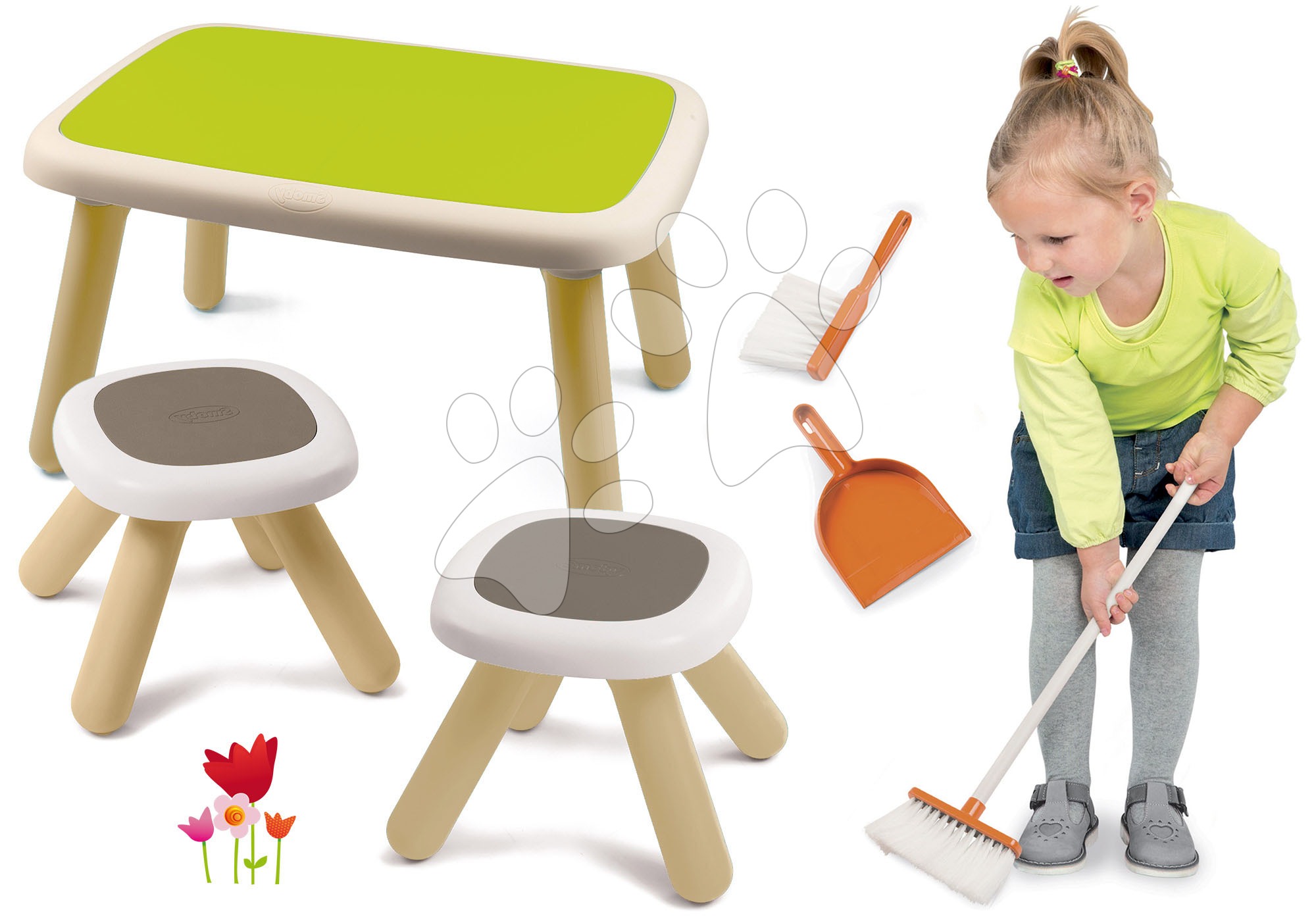 Set stôl pre deti KidTable zelený Smoby s dvoma stolčekmi s UV filtrom a metla s lopatkou