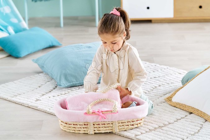 Postýlky a kolébky pro panenky - Proutěný košík s přikrývkou a polštářem pro panenku Braided Basket Set Plush Corolle - 10
