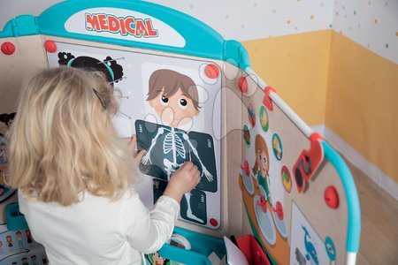 Lekárske vozíky sety - Set lekárska ordinácia s anatómiou ľudského tela Doctor's Office Smoby a zdravotnícky pult s interaktívnou bábikou a doplnkami_1