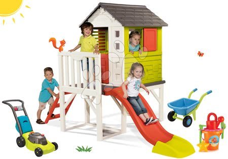 Hračky pre chlapcov - Set domček na pilieroch Pilings House Smoby s 1,5 m šmykľavkou a fúrik s vedrom a kosačka na trávu od 24 mes