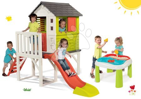Hračky pre chlapcov - Set domček na pilieroch Pilings House Smoby s 150 cm šmýkľavkou a stôl Voda&Piesok s dvojitým krytom a loďkou od 24 mes