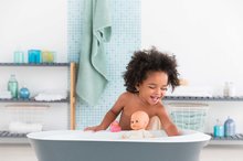 Játékbabák 18 hónapos kortól - Játékbaba fürdéshez Bébé Bath Coralie Corolle barna pislogó szemekkel és kacsával 30 cm 18 hó-tól_3