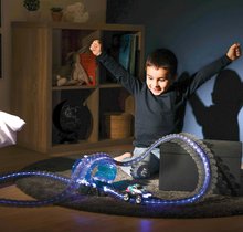 Autodráhy -  NA PREKLAD - Vía de carreras Flexible Flextrem Neon Set Smoby Luz brillante en la oscuridad en diferentes colores, 2,6 m de largo, 112 piezas con un automóvil electrónico desde 4 años._1