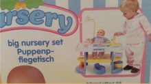 Domčeky pre bábiky - Prebaľovací stôl pre bábiku Nursery Écoiffier s kuchynkou s 24 doplnkami modro-biely od 18 mes_1