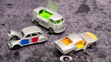 Samochodziki - Samochodzik z kolekcjonerskim pudełkiem Vintage Deluxe Majorette Klucze otwierające z gumowymi kołami 6 różnych rodzajów, długość 7,5 cm_1