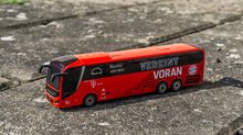 Mașinuțe - Autobuz FC Bayern Man Lions Coach L Supereme Teambus Majorette din metal cu suspensie 13 cm lungime_2