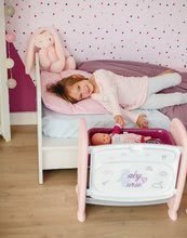 Domčeky pre bábiky sety - Set postieľka k posteli s prebaľovacím pultom Violette Baby Nurse 2v1 Smoby s cikajúcou bábikou a hlboký kočík_11