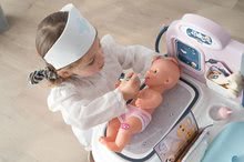 Lékařské vozíky sety - Set zdravotnický pult pro lékaře Baby Care Center Smoby s hlubokým kočárkem Baby Nurse a klokankou_16