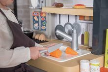 Kuchynky pre deti sety - Set reštaurácia s elektronickou kuchynkou Chef Corner Restaurant Smoby a servírovací vozík s potravinami a narodeninová torta na stole so stoličkou_13