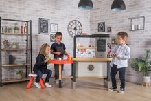 Kuchyňky pro děti sety - Set restaurace s elektronickou kuchyňkou Chef Corner Restaurant Smoby a servírovací vozík s potravinami a narozeninový dort na stole se židlí_62