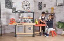 Kuchynky pre deti sety - Set reštaurácia s elektronickou kuchynkou Chef Corner Restaurant Smoby a servírovací vozík s potravinami a narodeninová torta na stole so stoličkou_82