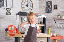 Kuchynky pre deti sety - Set reštaurácia s elektronickou kuchynkou Chef Corner Restaurant Smoby a servírovací vozík s potravinami a narodeninová torta na stole so stoličkou_93