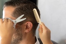 Kosmetický stolek pro děti - Holičský opasek elektronický Barber&Cut Ceinture Smoby s nůžkami žiletkou zastřihovačem fénem štětkou na holení a 10 doplňky_3