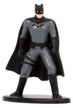 Modely - Autko Batman Batmobile 2022 Jada metalowe z otwieranymi drzwiami i figurką Batmana o długości 13,5 cm, 1:32_0