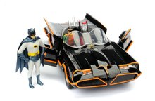 Modeli avtomobilov - Avtomobilček Batman 1966 Classic Batmobile Jada kovinski z odpirajočimi vrati in figurica Batman dolžina 22 cm 1:24_3