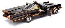 Modellini auto - Modellino auto Batman 1966 Classic Batmobile Jada in metallo con sportelli apribili e figurina Batman lunghezza 22 cm 1:24_9