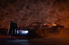 Modely - Autíčko Batman Batmobile 2022 Jada kovové so svetlom a figúrkou Batmana dĺžka 28 cm_16