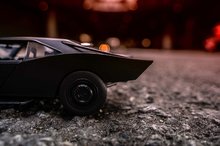 Modely - Autíčko Batman Batmobile 2022 Jada kovové so svetlom a figúrkou Batmana dĺžka 28 cm_26