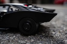 Modely - Autíčko Batman Batmobile 2022 Jada kovové so svetlom a figúrkou Batmana dĺžka 28 cm_29