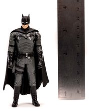 Modely - Autíčko Batman Batmobile 2022 Jada kovové so svetlom a figúrkou Batmana dĺžka 28 cm_12