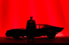 Modely - Autíčko Batman Batmobile 2022 Jada kovové so svetlom a figúrkou Batmana dĺžka 28 cm_39