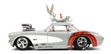 Modele machete - Mașinuța Looney Tunes Chevrolet Corvette 1957 Jada din metal cu părți care se deschid și a figurina Bugs Bunny 19 cm lungime 1:24_2