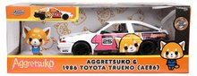 Modele machete - Mașinuța Aggretsuko Toyota Trueno AE86 Jada din metal cu părți care se deschid și figurina lui Aggretsuko, lungime 20 cm 1:24_15
