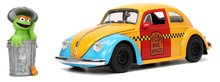 Modeli avtomobilov - Avtomobilček Sesame Street VW Beetle 1959 Jada kovinski z odpirajočimi elementi in figurica Oscar dolžina 16,5 cm 1:24_1