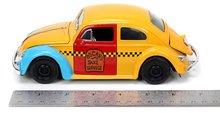 Modele machete - Mașinuța Sesame Street VW Beetle 1959 Jada din metal cu părți care se deschid și figurina lui Oscar, lungime 16,5 cm 1:24_12