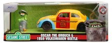 Modele machete - Mașinuța Sesame Street VW Beetle 1959 Jada din metal cu părți care se deschid și figurina lui Oscar, lungime 16,5 cm 1:24_14