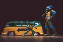 Modele machete - Mașinuța Țestoasele Ninja VW Bus 1962 Jada din metal cu uși care se deschid și figurina lui Leonardo de 19 cm  1:24_10