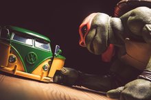 Modelle - Spielzeugauto Ninja Turtles VW Bus 1962 Jada Metall mit aufklappbarer Tür und Leonardo-Figur Länge 20 cm 1:24_12