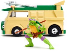 Modellini auto - Macchinina Turtles Party Wagon Jada in metallo con parti apribili e figurina Donatello lunghezza 20 cm 1:24 JA3285003_0