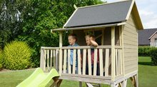 Drewniane domki - Domek cedrowy na filarach Crooky 550 Exit Toys z werandą wodoodpornym dachem 1,75 m zjeżdżalnią i piaskownicą szaro beżowy_3