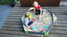 Nisipare din lemn - Nisipar din cedru Hexagon Aksent Hexagonal Sandpit Exit Toys mediu cu 3 scaune 160*140 cm_0