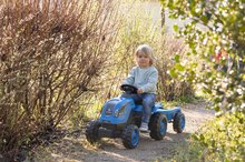 Detské šliapacie vozidlá - Traktor na šľapanie a príves Farmer XL Blue Tractor+Trailer Smoby modrý s polohovateľným sedadlom a so zvukom 142 cm_3