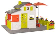 Spielhäuser Friends House Smoby - Häuschen Neo Friends House DeLuxe Smoby mit Hintereingang mit Gittern und Gartenweg_0