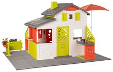 Case Friends House Smoby - Casa Neo Friends House DeLuxe Smoby con posti a sedere sotto un ombrellone in giardino e cucina_0