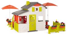 Spielhäuser Friends House Smoby - Häuschen Neo Friends House DeLuxe Smoby mit Bio-Café und Küche mit Essbereich unter Sonnenschirmen_0