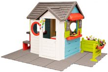 Kleine Spielhäuser für Kinder - Häuschen mit Gartenrestaurant Chef House DeLuxe Smoby am Boden mit Tisch und Garten_2