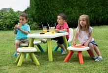 Detský záhradný nábytok sety - Set stôl pre deti KidTable zelený Smoby s dvoma stolčekmi s UV filtrom a metla s lopatkou_2