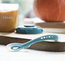 Pre bábätká - Tréningová lyžička Training Spoon 2nd age na samostatné jedenie Beaba z mäkkého silikónu 13 cm modrá od 4 mesiacov_1