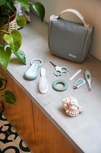 Cosmetice bebeluși - Articole de toaletă pentru un bebeluș Hanging Toiletry Pouch Beaba Sage Green într-o geanta agățabilă cu 9 accesorii verde de la 0 luni_13
