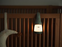 Za dojenčke - Otroška lučka za posteljico Pixie Torch 2in1 Beaba Sage Green prenosljiva zelena od 0 mes_4