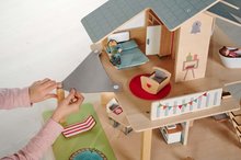 Drevené domčeky pre bábiky - Drevený domček pre bábiky Doll´s House with Furnitures Eichhorn poschodový so 4 izbami 3 figúrkami a nábytkom výška 44 cm_8