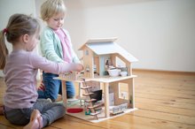 Drevené domčeky pre bábiky - Drevený domček pre bábiky Doll´s House with Furnitures Eichhorn poschodový so 4 izbami 3 figúrkami a nábytkom výška 44 cm_3