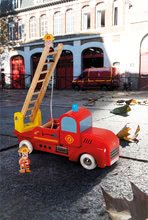 Nákladné autá - Drevené hasičské auto Story Set Janod s 2 figúrkami od 24 mes_1
